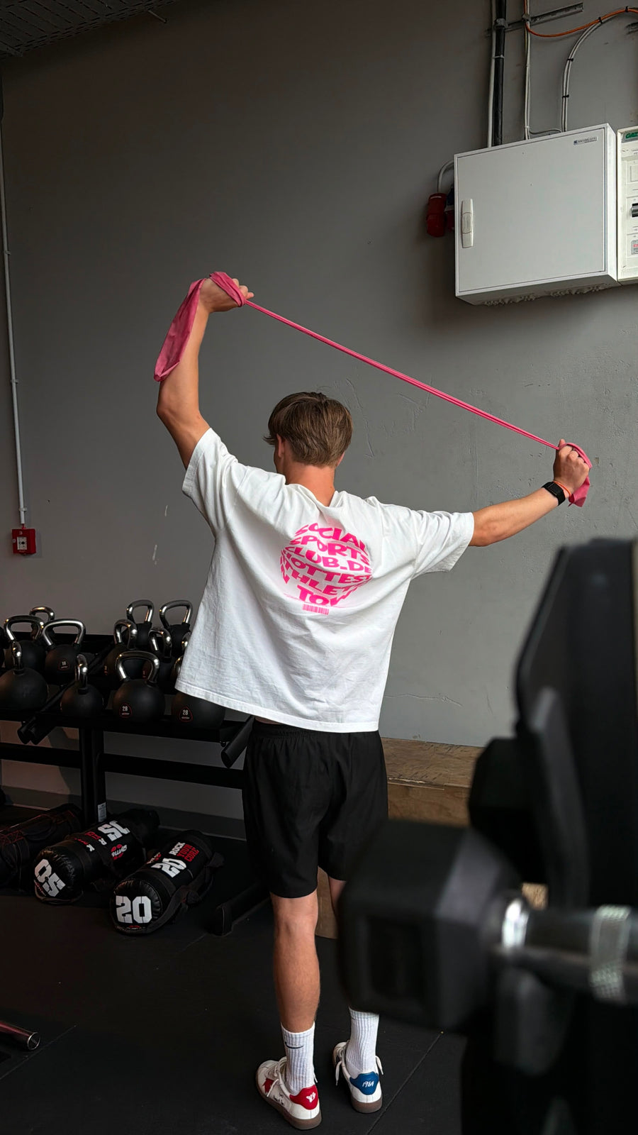 HOT-TEE 1.0 mit Widerstandsband, pinker Backprint – Social Sports Club Dresden