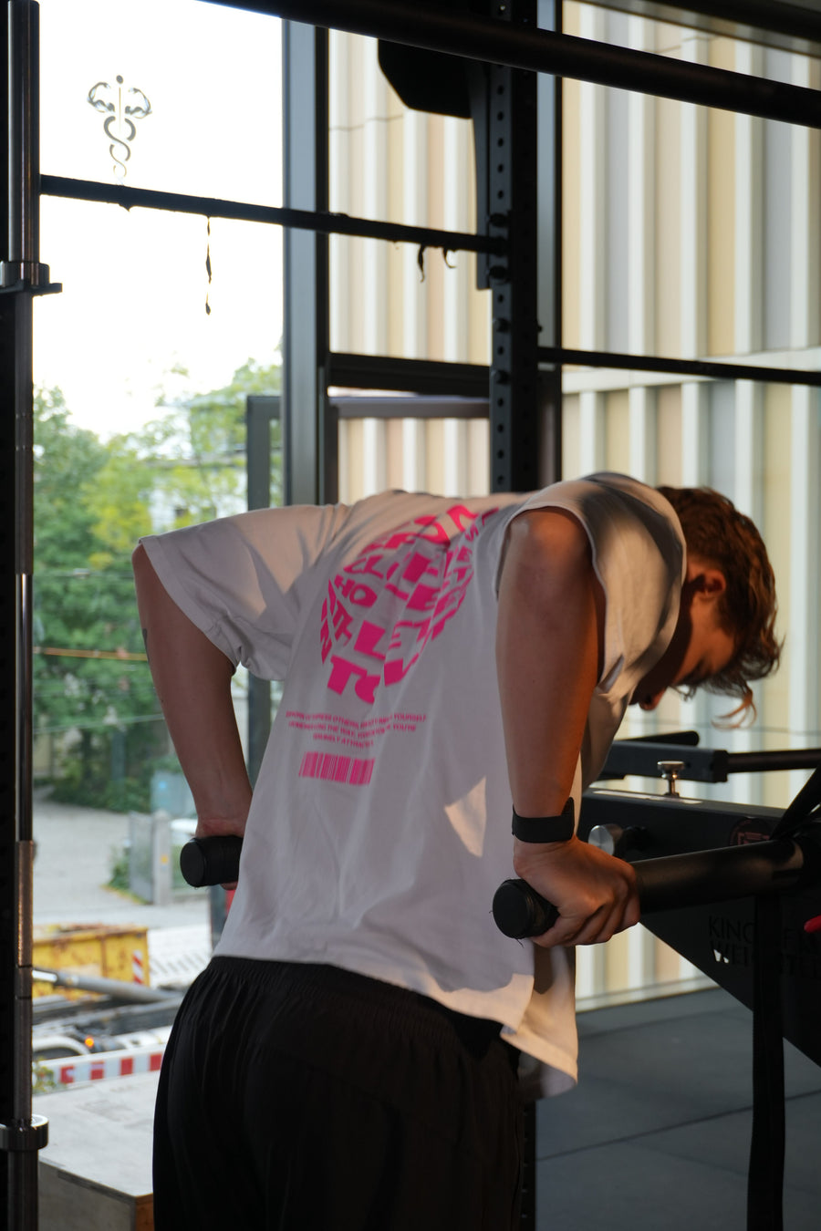 HOT-TEE 1.0 beim Dip-Training im Gym, Backprint von hinten – Social Sports Club