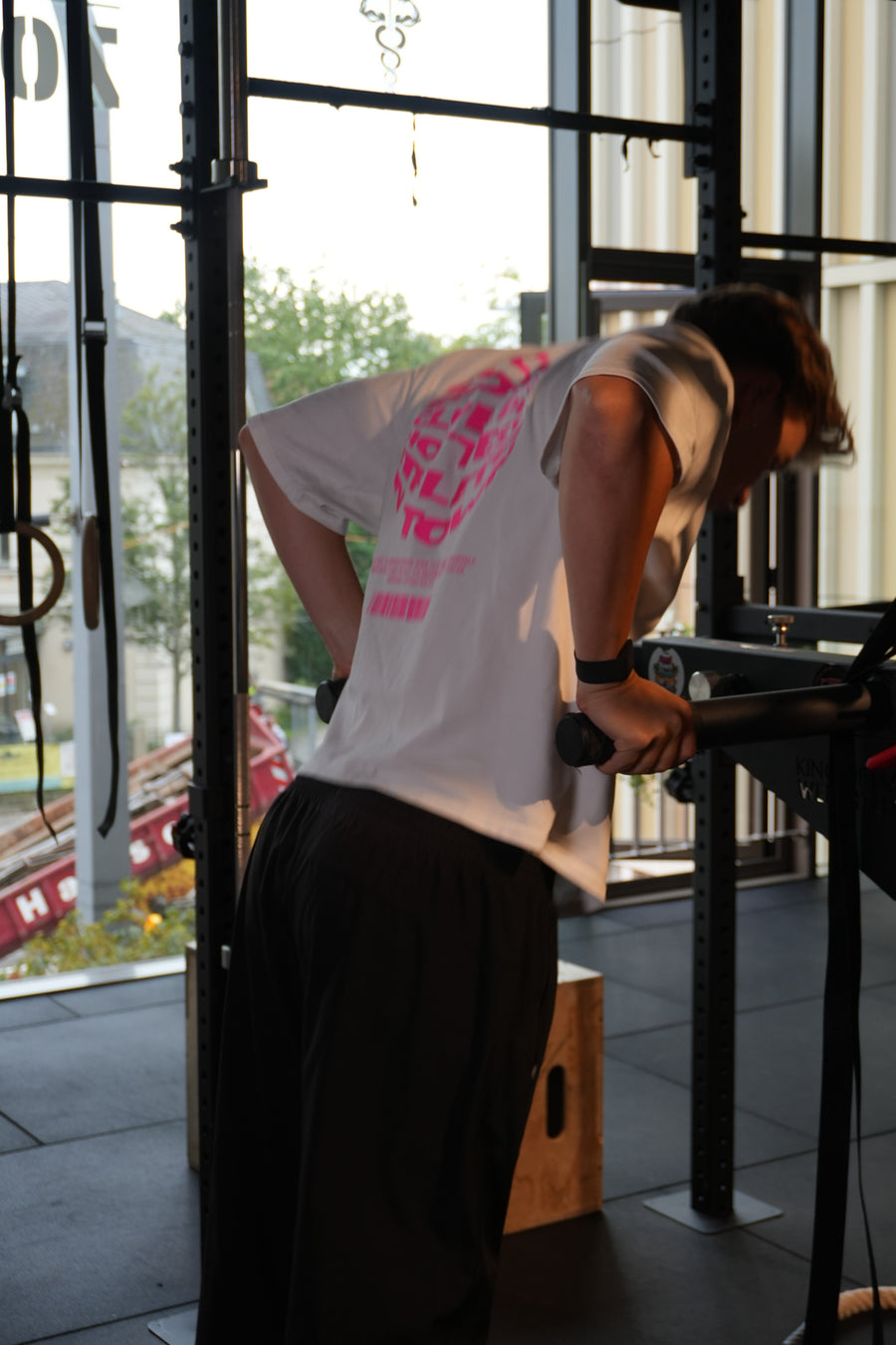 HOT-TEE 1.0 beim Krafttraining an der Fensterfront – Social Sports Club Dresden