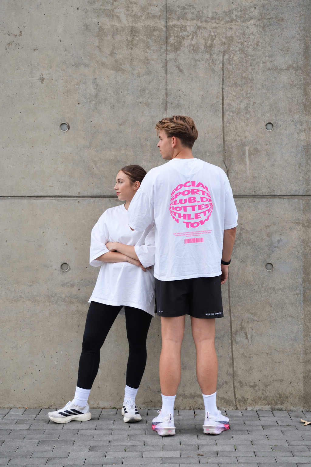 HOT-TEE 1.0 mit pinkem Backprint, Rückansicht an zwei Personen – Social Sports Club