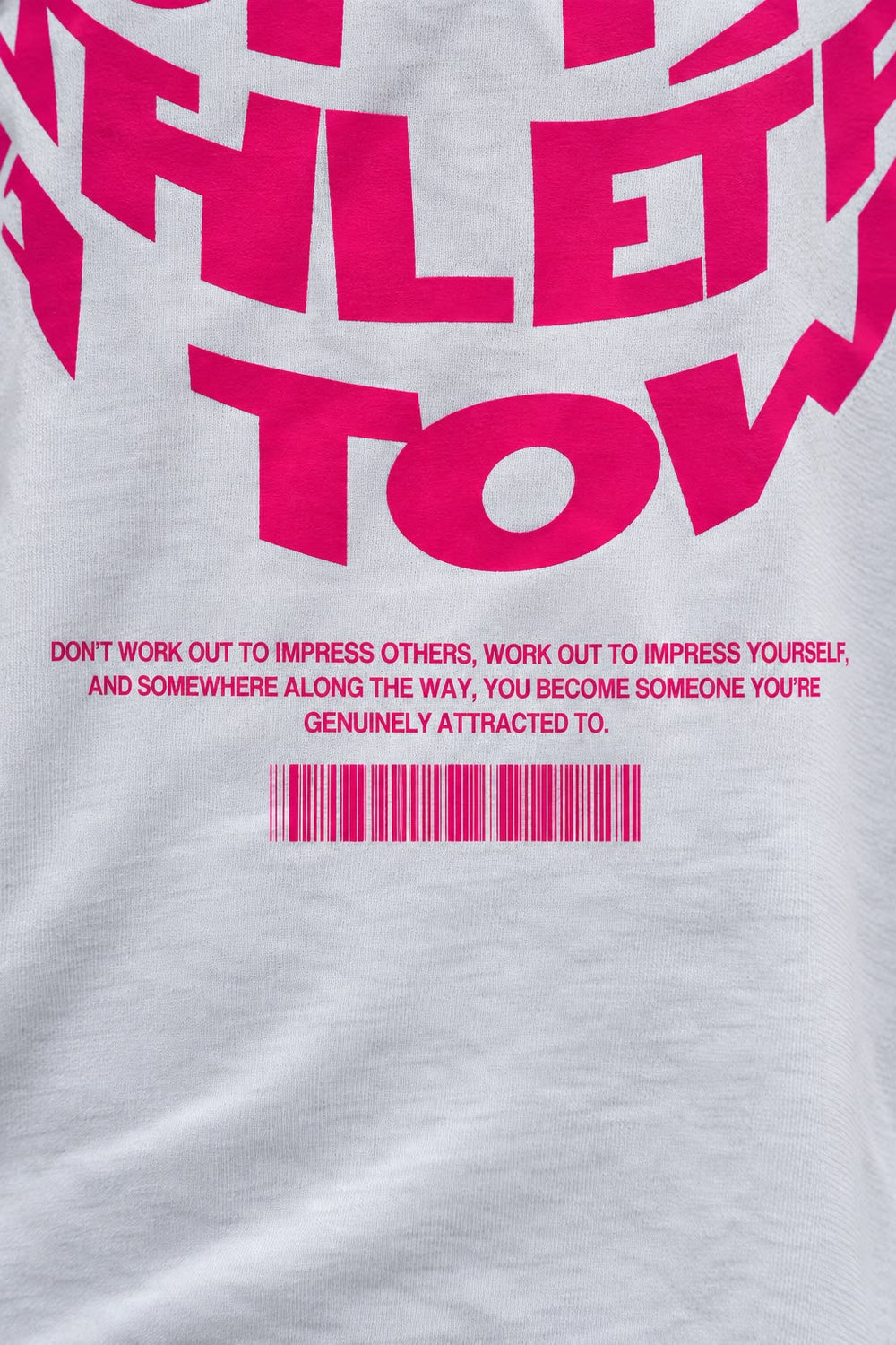 HOT-TEE 1.0 Detail: Zitat und Barcode des pinken Backprints – Social Sports Club