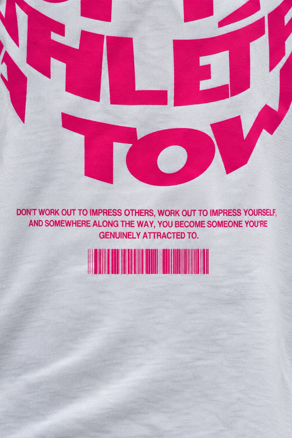 HOT-TEE 1.0 Detail: Zitat und Barcode des pinken Backprints – Social Sports Club