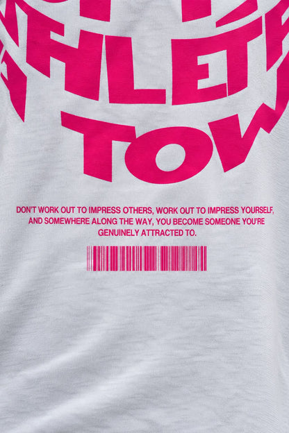 HOT-TEE 1.0 Detail: Zitat und Barcode des pinken Backprints – Social Sports Club