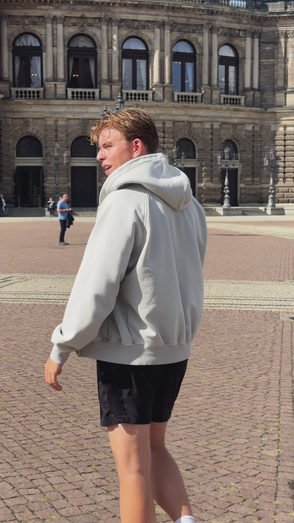 HOT-TEE 1.0 Video: unterwegs in Dresden – Social Sports Club