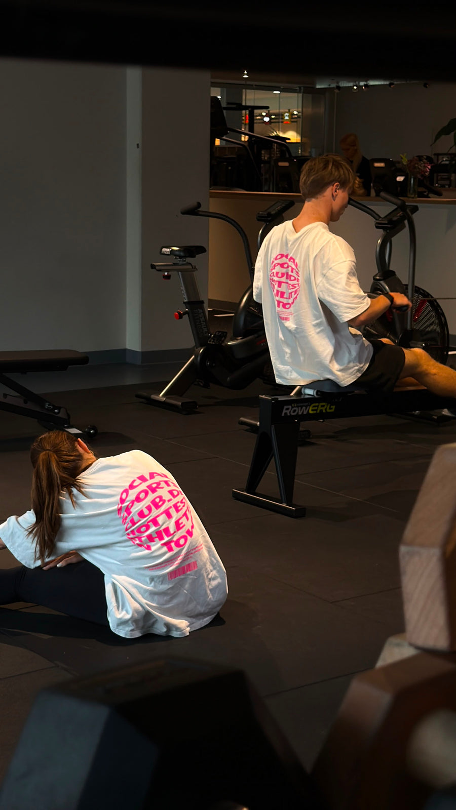 HOT-TEE 1.0 zu zweit im Gym, Rudergerät und Bodenübung – Social Sports Club