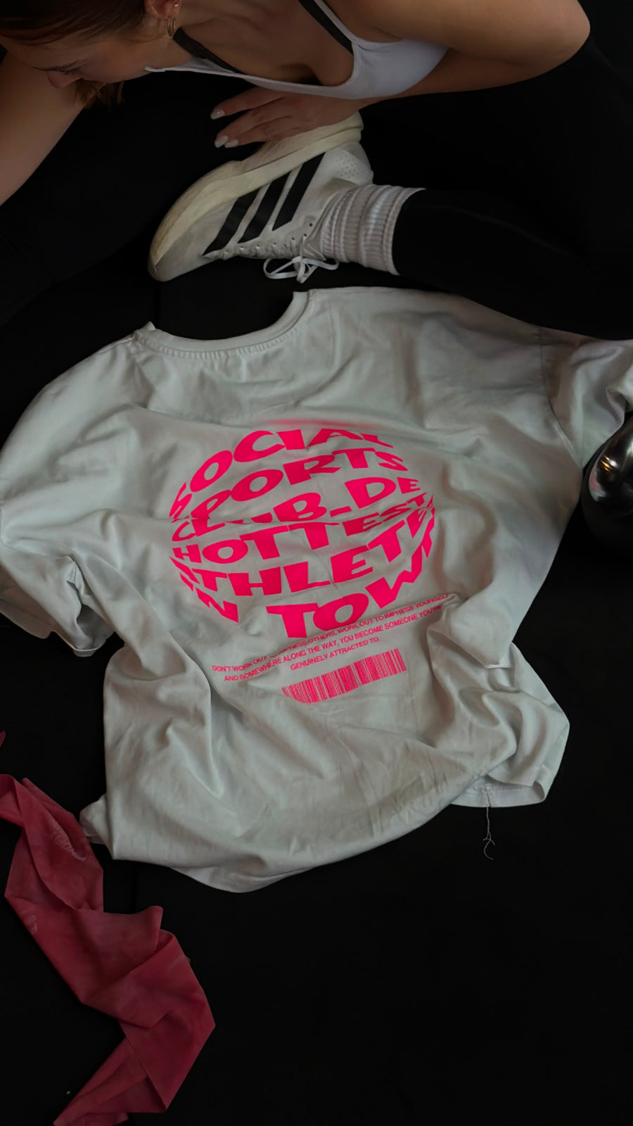 HOT-TEE 1.0 Flatlay mit Sneakern, pinker Backprint – Social Sports Club