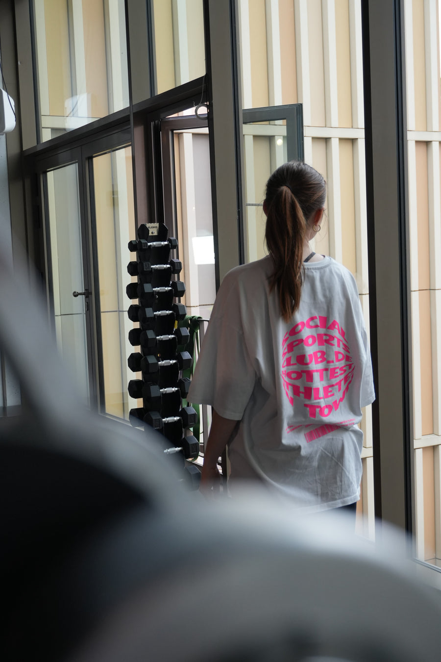 HOT-TEE 1.0 Oversized Shirt von hinten, Blick aus dem Gym – Social Sports Club