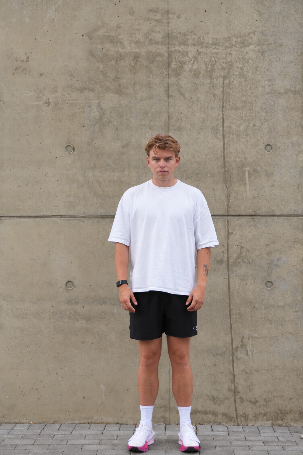 HOT-TEE 1.0 Oversized T-Shirt weiß von vorn, getragen vor Betonwand – Social Sports Club