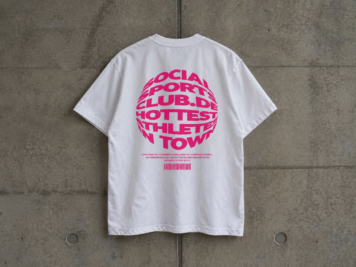 HOT-TEE 1.0 mit pinkem Backprint, hängend vor Betonwand, Querformat – Social Sports Club