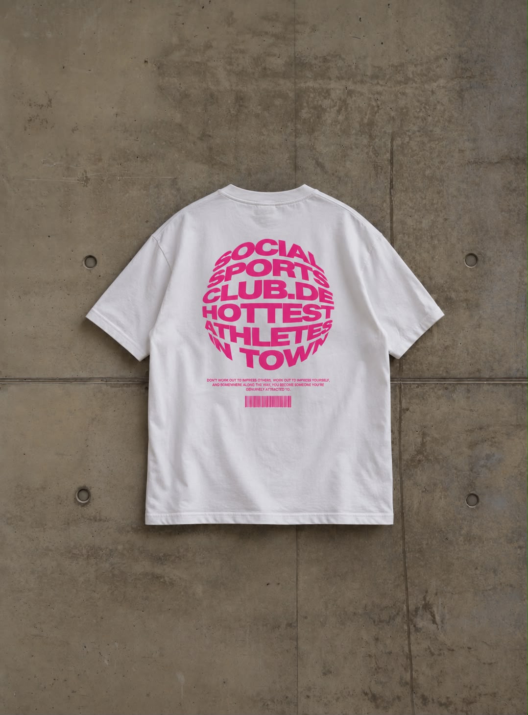 HOT-TEE 1.0 Backprint Hottest Athletes in Town, hängend vor Betonwand – Social Sports Club